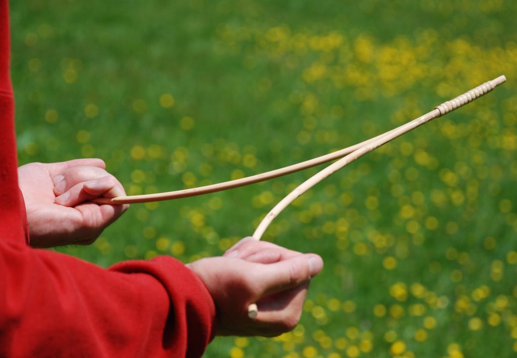 Baguette de sourcier en Y, en rotin ligaturé. Conscience verte