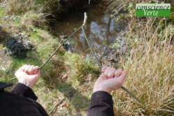 écarter pour obtenir la tension nécessaire à la détection de l'eau