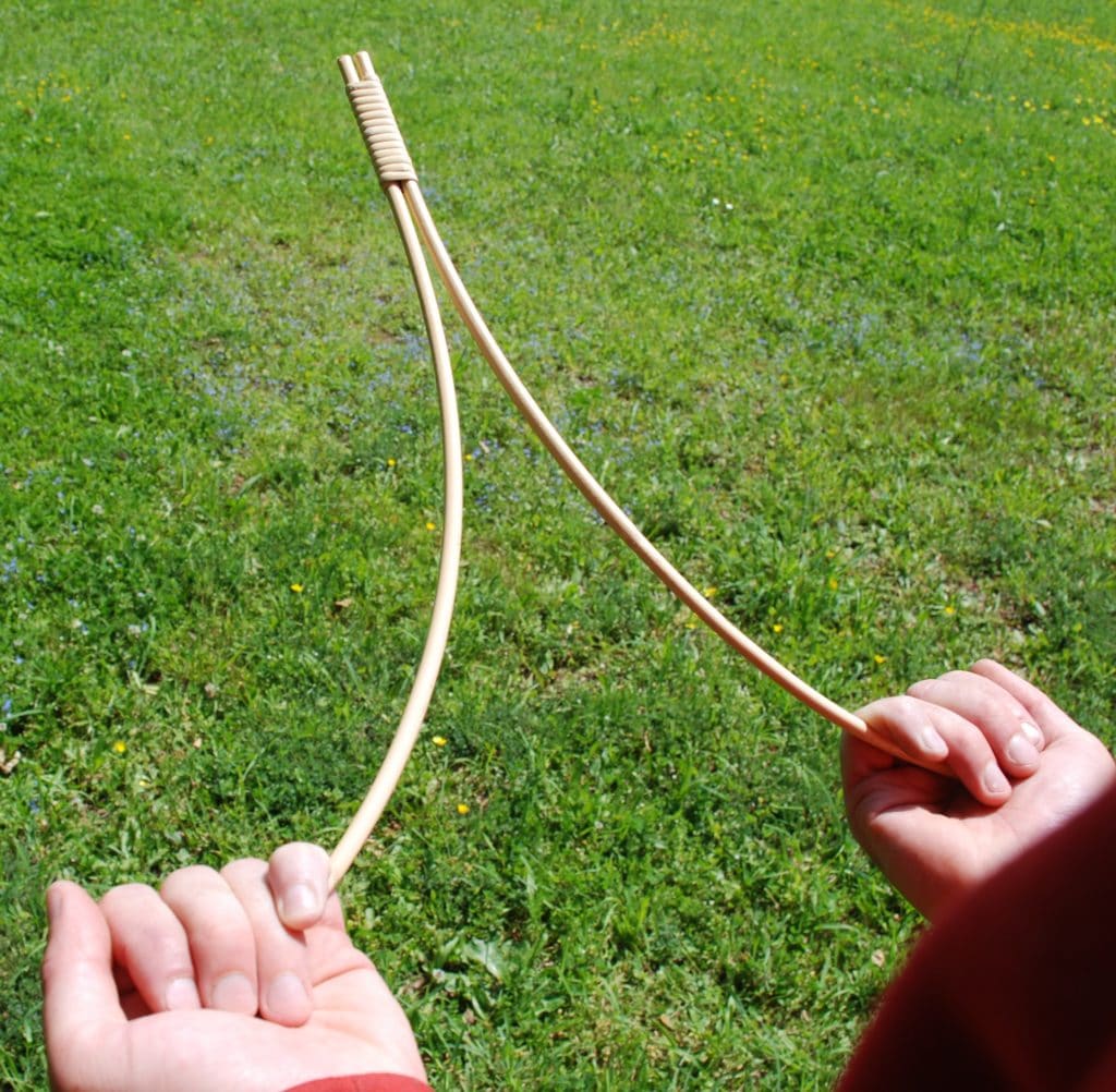 Baguette de sourcier en Y, en rotin ligaturé 50 cm.